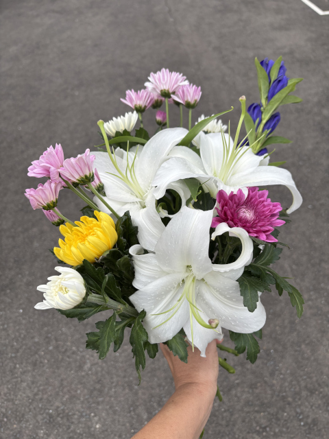 生花のお供え(季節のお花を使用します)